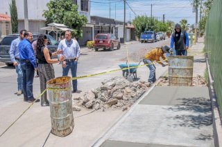 Supervisa Valenciano rehabilitación de banquetas y mejoras en escuelas 