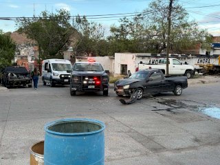 Chocan agentes de la policía municipal en el Barrio de Londres