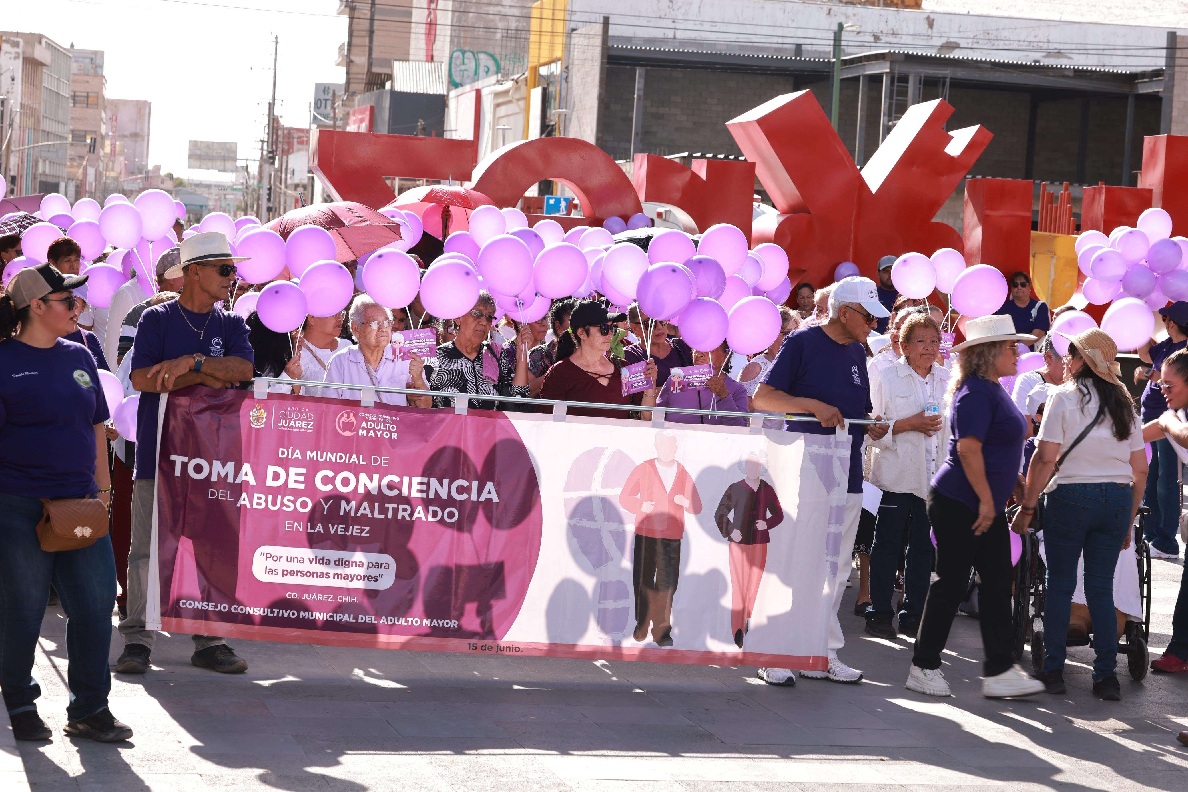 Recorren Centro Histórico para crear conciencia sobre maltrato en la vejez