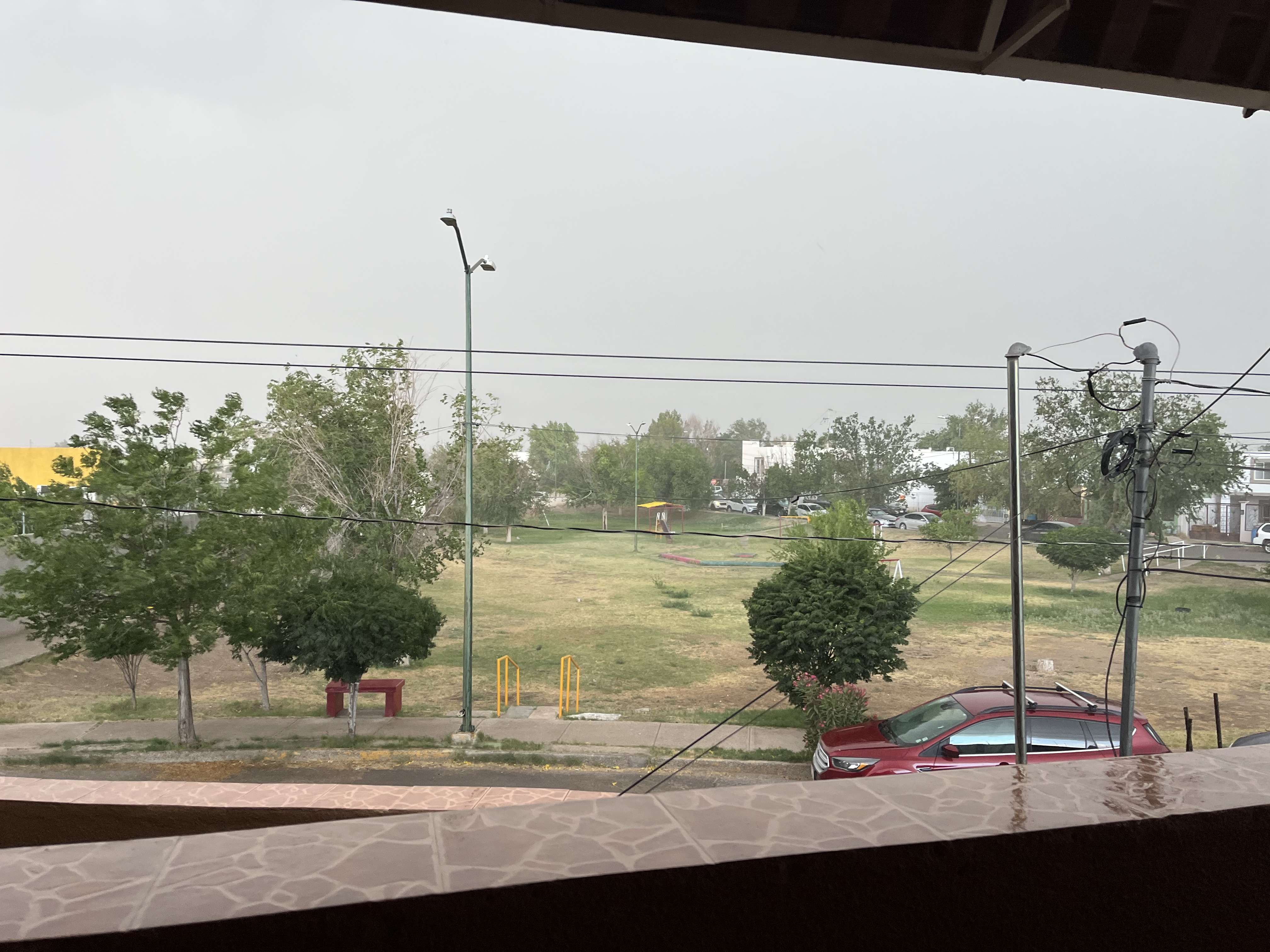 Provocan lluvias torrenciales y fuertes vientos afectaciones en diversos sectores