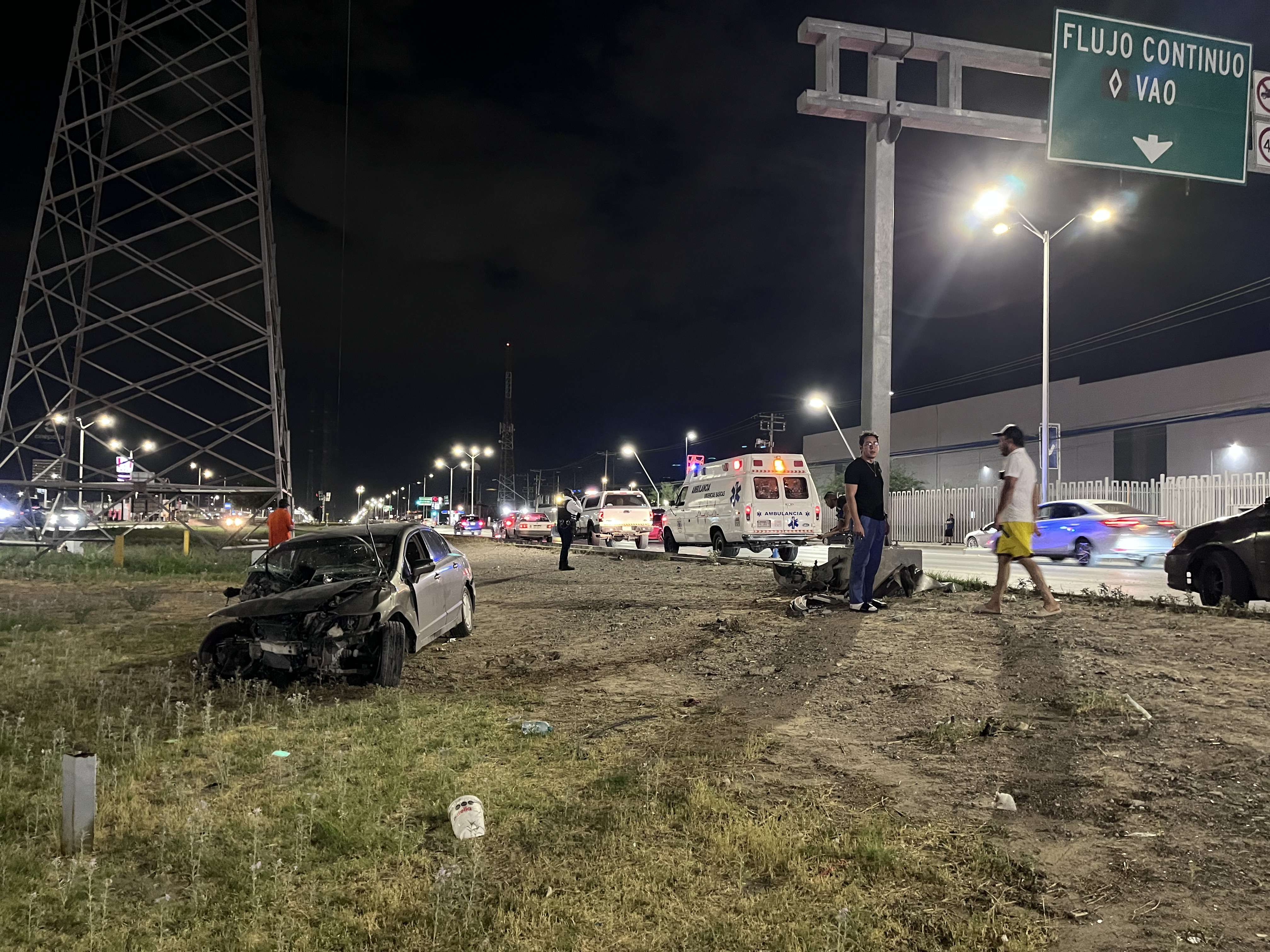 Mujer resulta lesionada tras chocar, destrozando su vehículo en avenida de las Torres