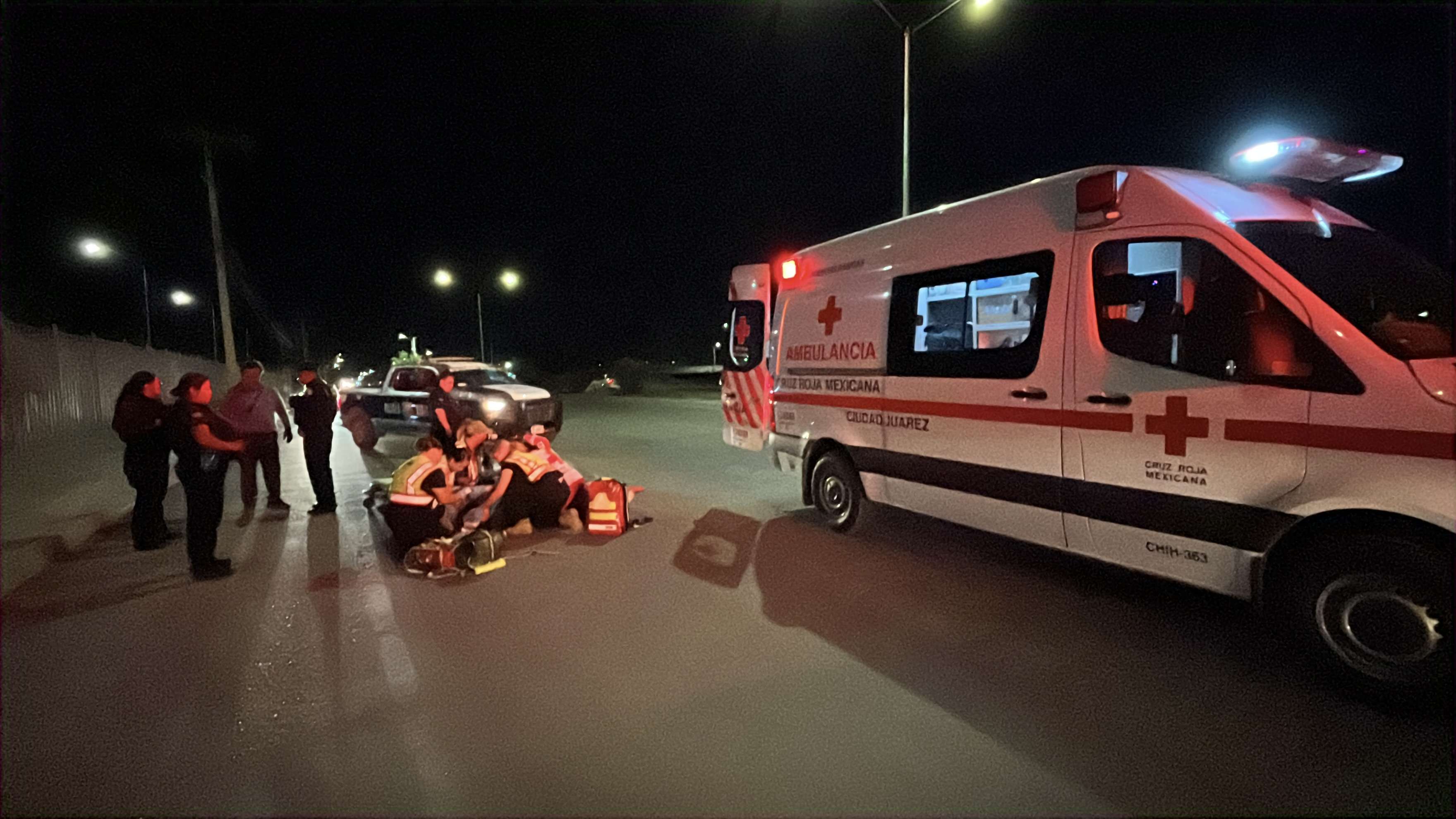 Bache provoca accidente de motocicleta; joven termina hospitalizada
