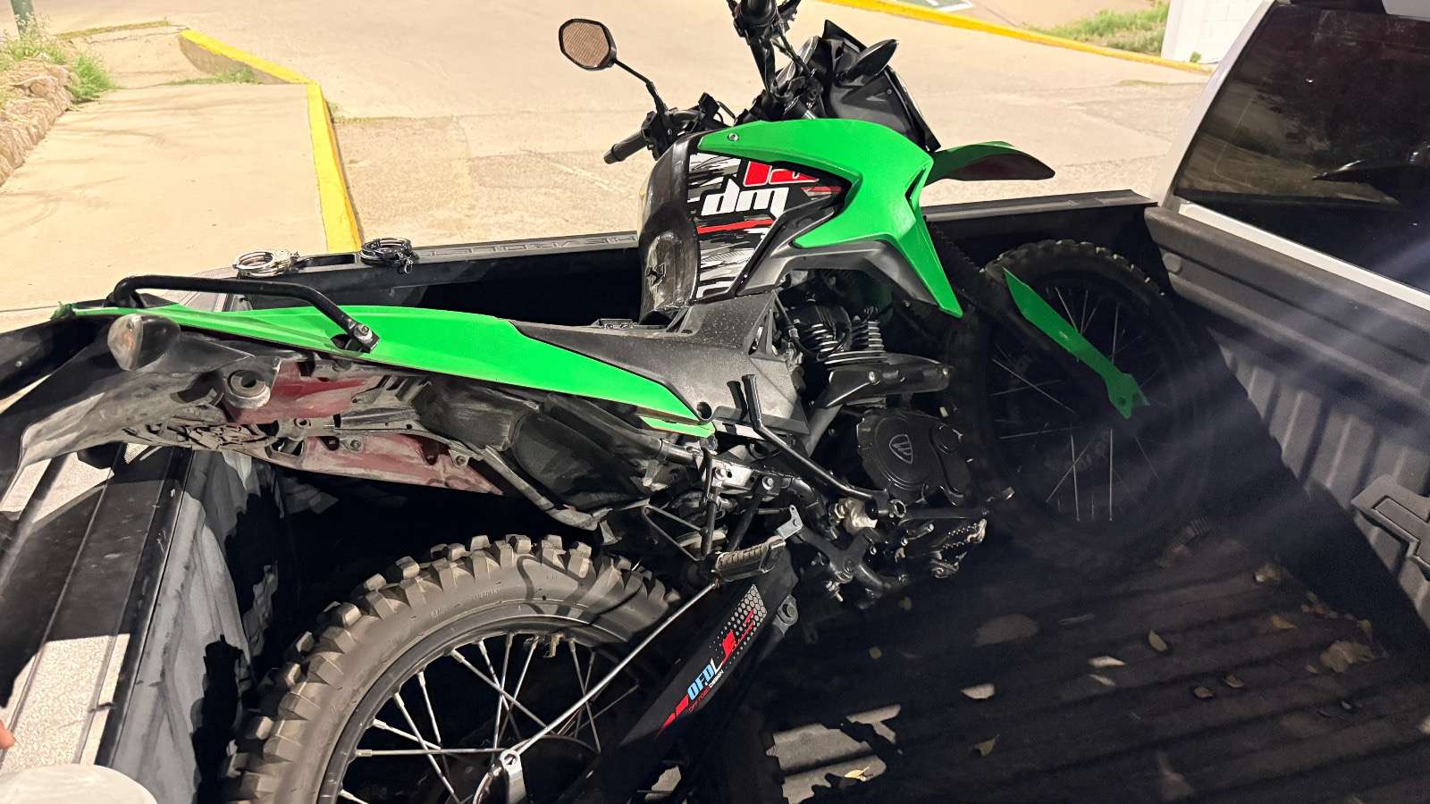 Detienen a dos sujetos con motocicleta sin serie y cristal