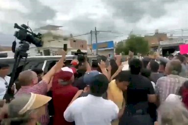 Persiguen maestros a Sheinbaum; cancela gira en Zacatecas