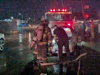 Consume incendio motor de un automóvil en la Teófilo Borunda 