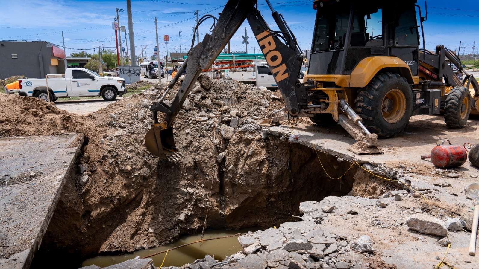 Reparan múltiples hundimientos por drenaje en diversos puntos de la ciudad