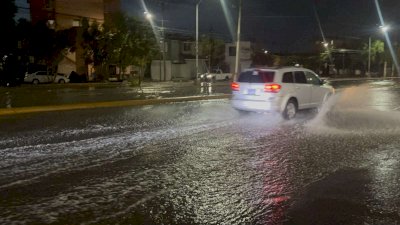 Inundan fuertes lluvias principales vialidades de la ciudad 