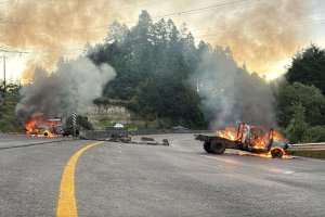 Queman vehículos para bloquear carretera México-Toluca por tala ilegal 