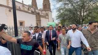 Sale Cruz del Congreso entre protestas y gritos