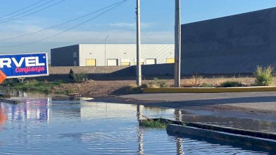 Se vuelve a inundar la avenida Fuerza Aérea por lluvias