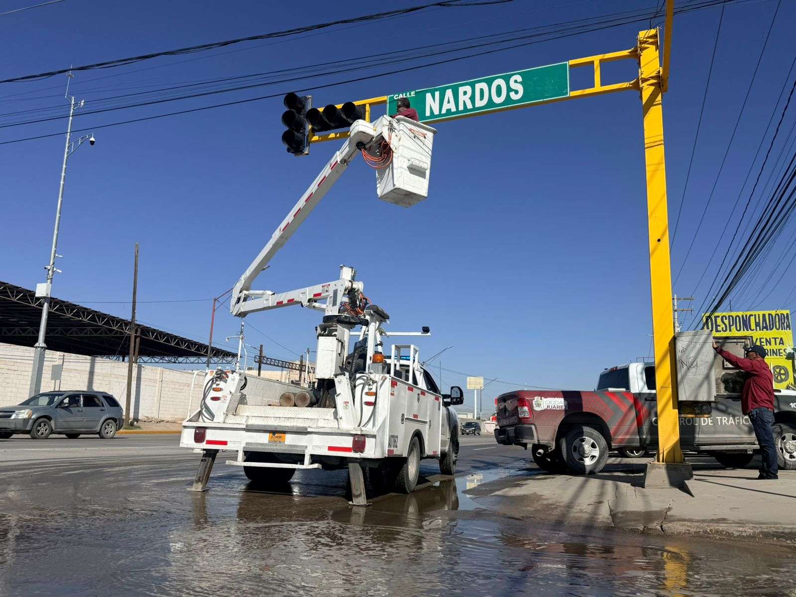 Activan semáforo en Avenida Waterfill y calle Nardos