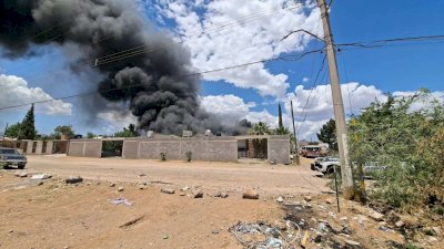 Consume fuerte incendio recicladora en la colonia 3 de Mayo