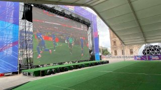 Disfrutan aficionados partido de Inglaterra vs Croacia en el Fan Fest
