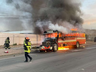 Arde en llamas camión de transporte frente a Bafar 