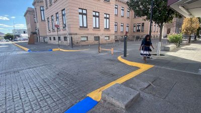 Pintan guarniciones en el centro para reforzar seguridad peatonal 