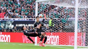 Salva Edson Álvarez a México con una espectacular chilena