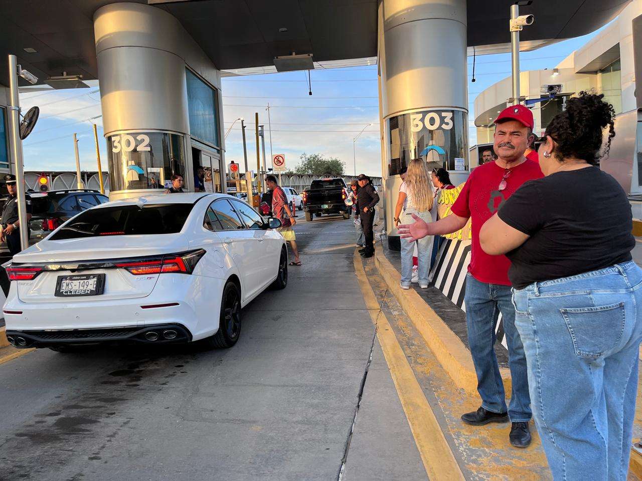 Maestros toman casetas del Puente Zaragoza y permiten paso libre a conductores