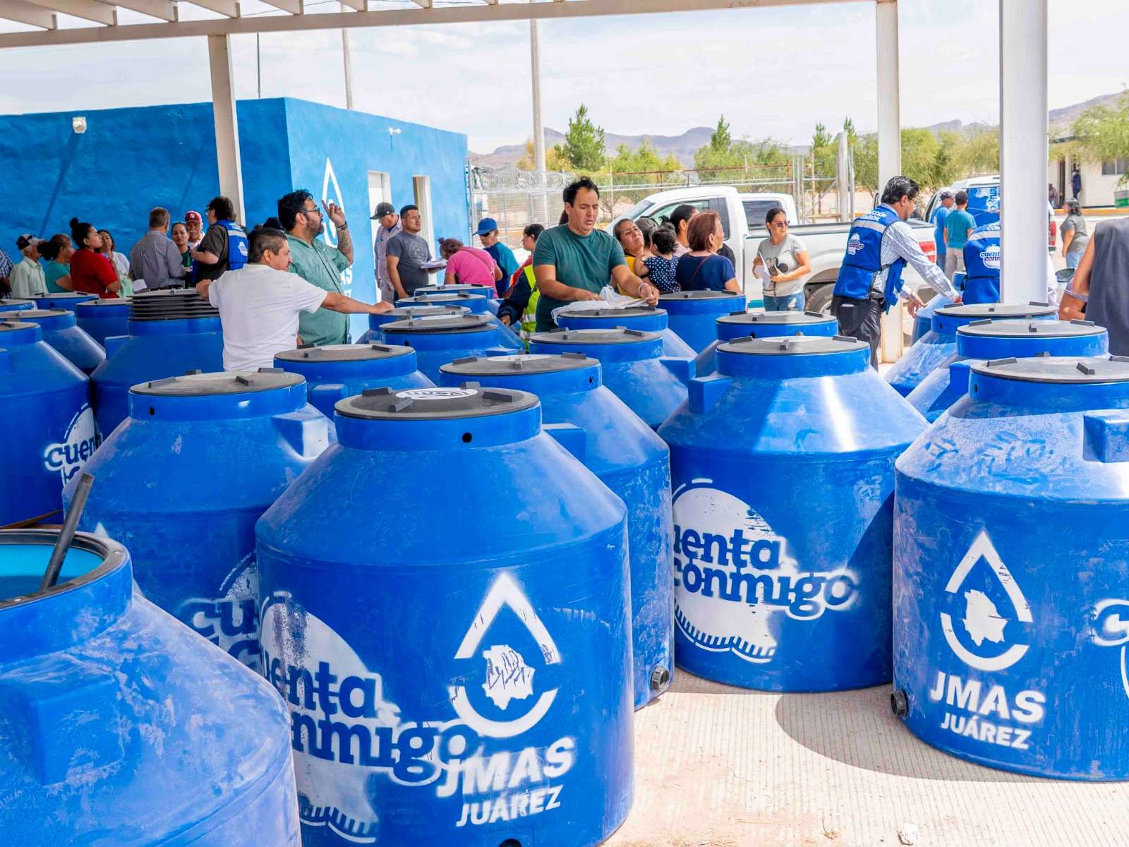 Lleva JMAS tinacos a familias en Los Kilómetros 