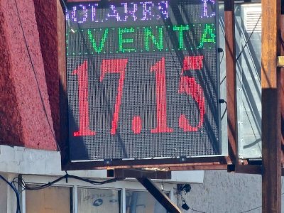 Baja el dólar hasta los $17.15 en Divisas Internacionales