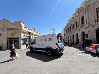 Atienden a joven luego de caer de escalera en local del centro