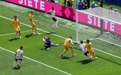 Vence EU 2-0 a Australia y acaricia los dieciseisavos de final 