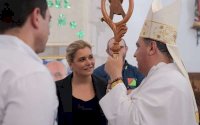 Acude Maru Campos a ceremonia en memoria de sacerdotes jesuitas en Cerocahui