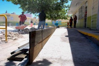 Impulsan espacios incluyentes en escuelas de Delicias con construcción de rampas 