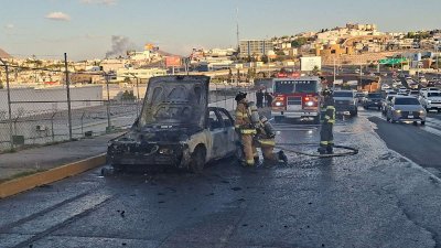Arde en llamas vehículo sobre el Perijuv