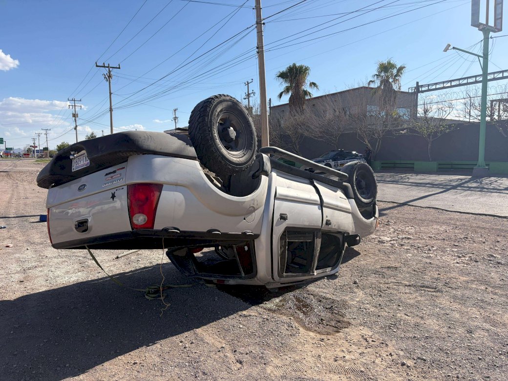 Vuelca al salir del camino por exceso de velocidad 
