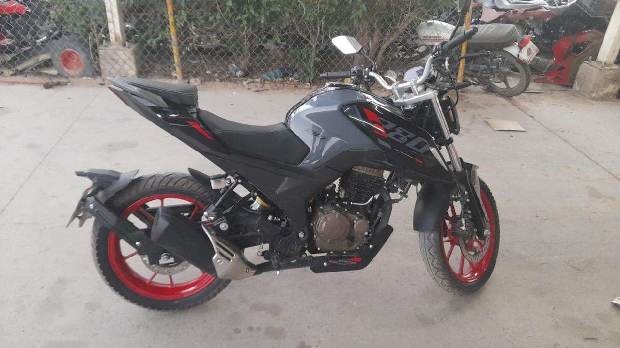 Cae por conducir motocicleta robada