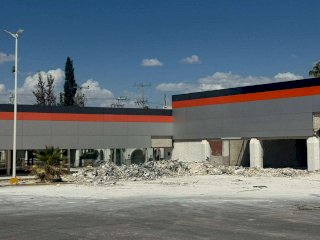 Derriban edificio de Muebles Gala en la avenida Universidad