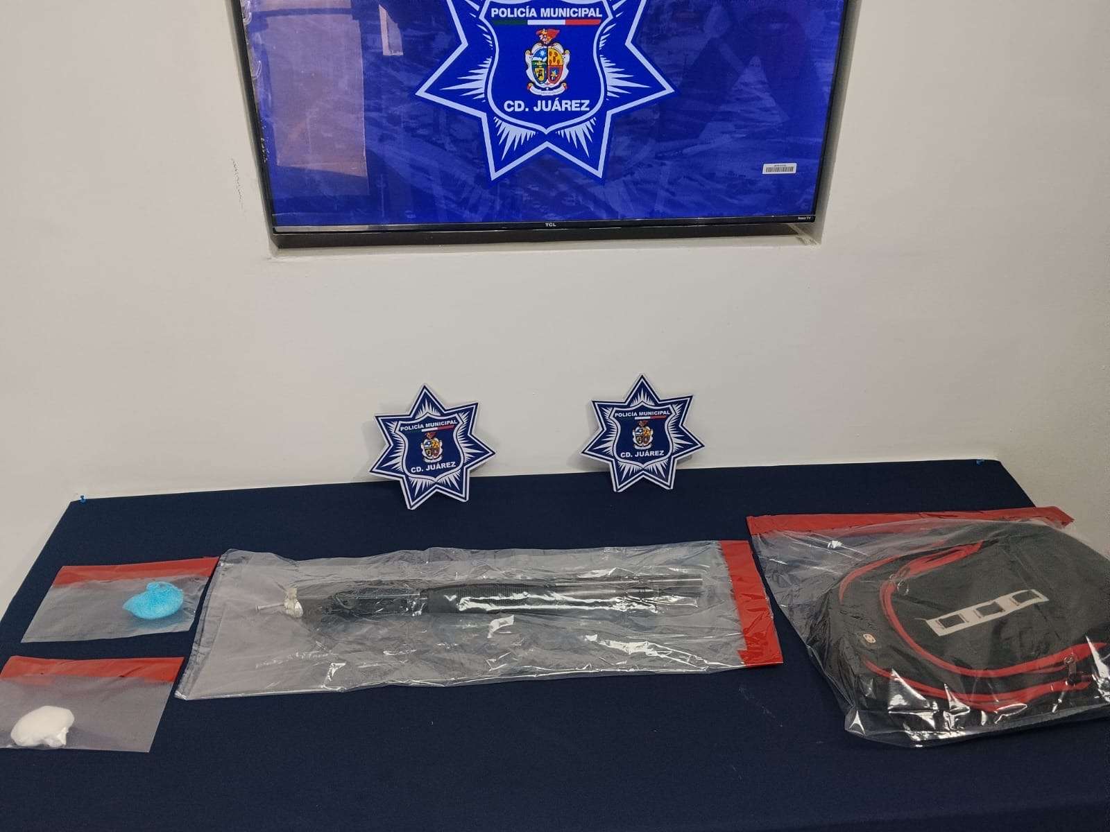 Arrestan a dos por asaltar comercios; aseguran droga y arma
