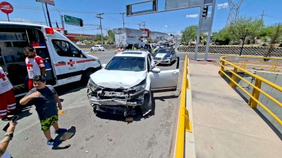Confunde semáforo y provoca volcadura en Circuito Universitario