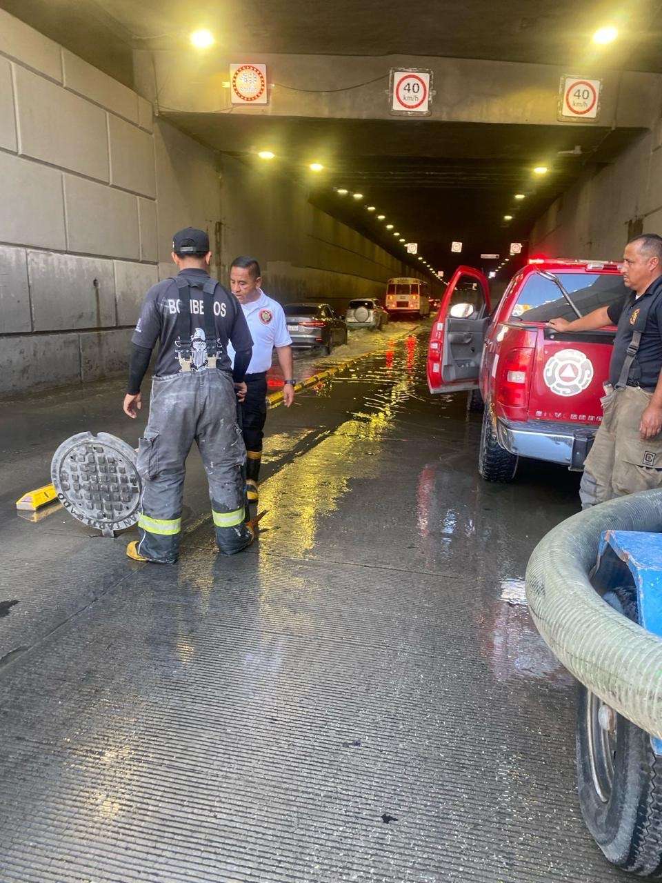 Trabajan en desazolve en el puente de la 16 de Septiembre