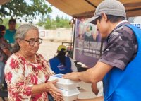 Llevan platillos de NutriChihuahua a familias de la colonia México 91 