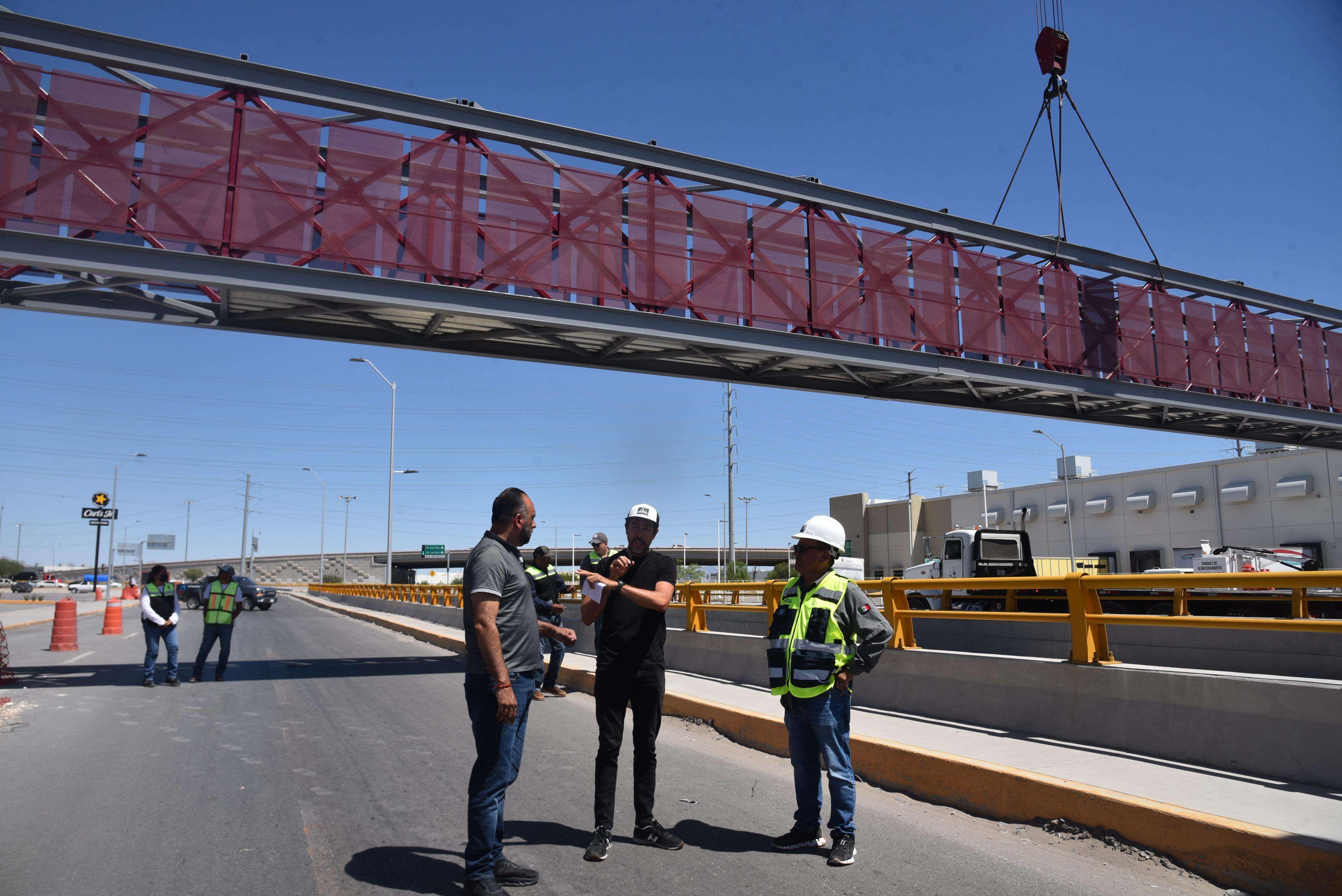 Supervisa alcalde colocación del puente peatonal Talamás Camandari