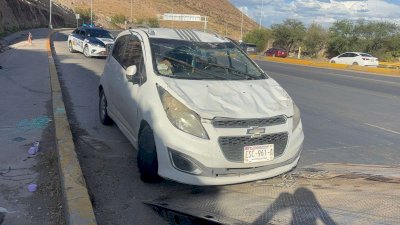 Vuelca su vehículo en curva de la carretera a Aldama 