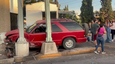 Ignora luz roja e impacta puesto de comida tras chocar en la Ch-P