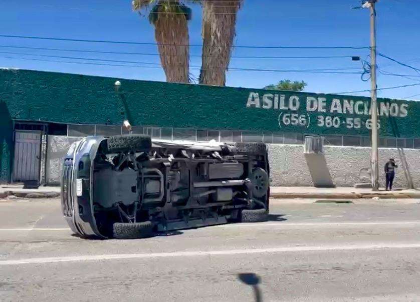 Omite alto, choca contra camioneta y termina volcada en el Centro