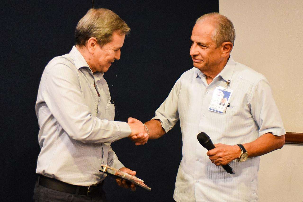 Entregan reconocimientos a promotores de la donación altruista de sangre