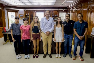 Recibe Alcalde a campeonas chihuahuenses de marcha en Europa 