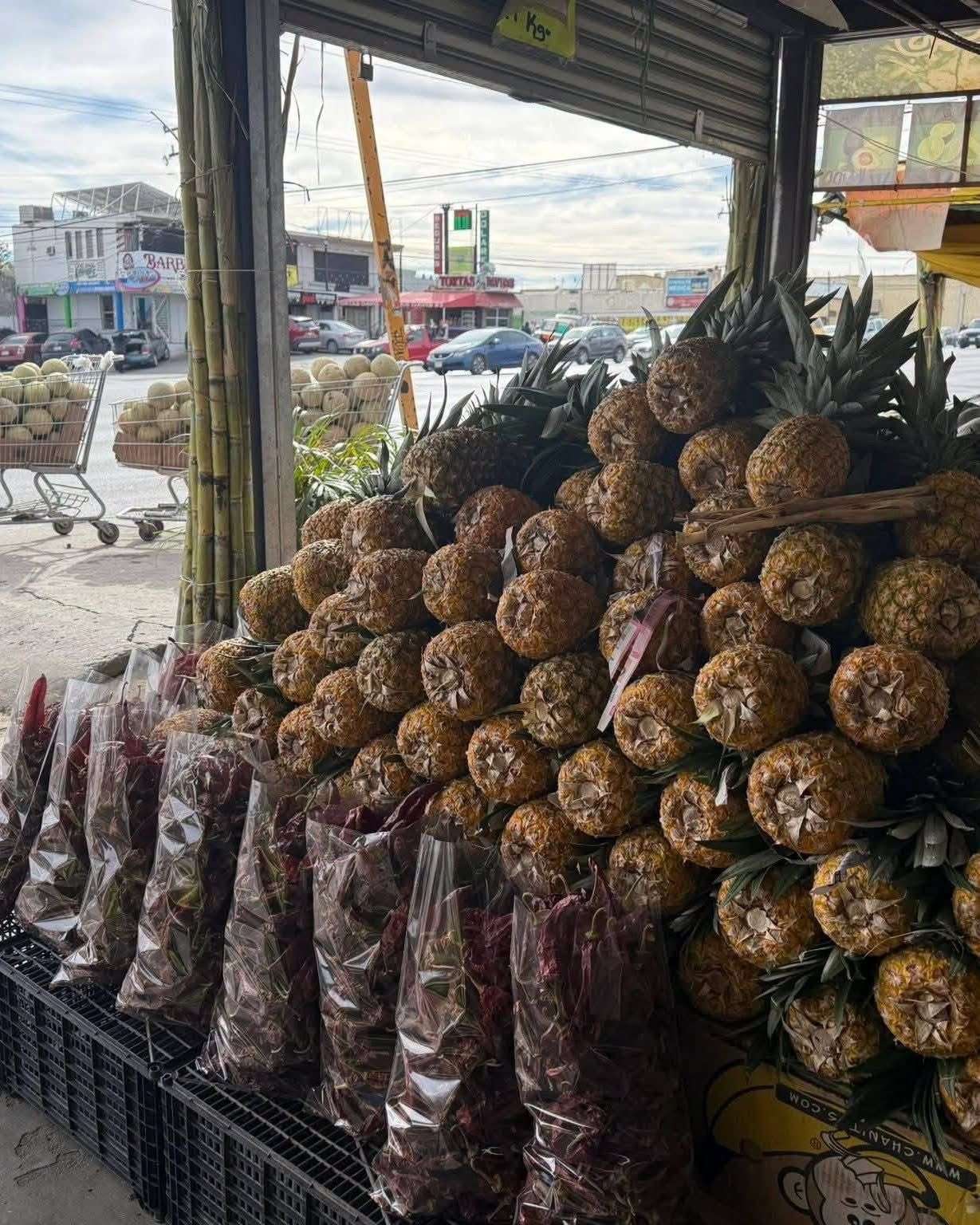 Traen productores toneladas de frutas y verduras para venta en la ciudad
