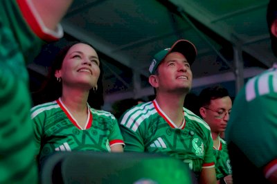 Apoyan Marco Bonilla y Karina Olivas al Tri en el Fan Fest