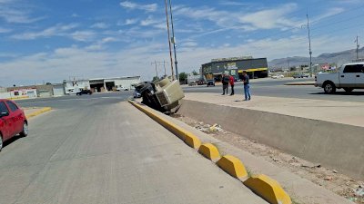 Vuelca camión de fosas sépticas en canal de avenida de las Industrias