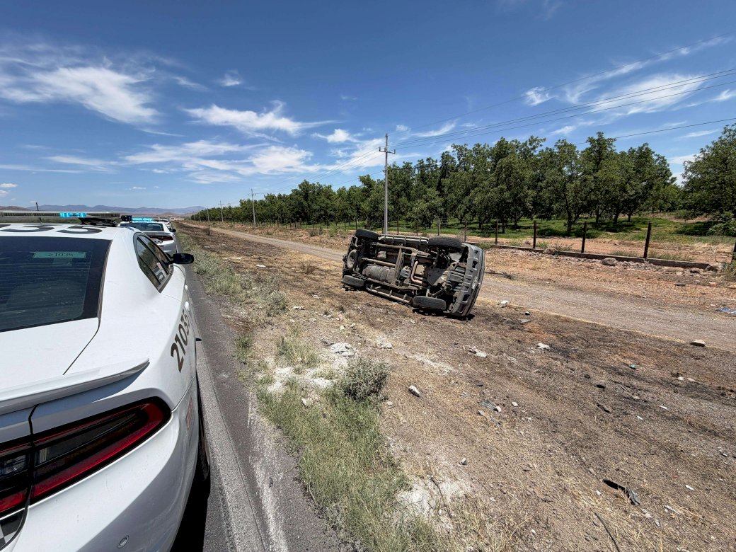 Vuelca camioneta en la carretera a Juárez; hay 4 lesionados