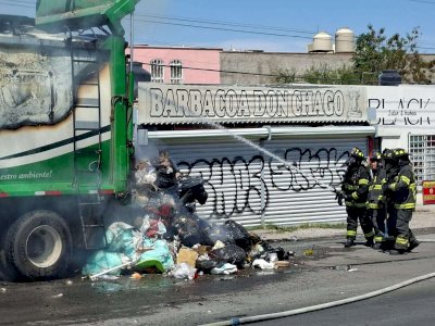 Consume fuerte incendio camión de basura en la Tecnológico 