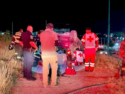 Vuelca tras chocar y queda atrapado en la Silvestre Terrazas 