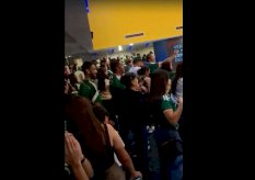 Celebran aficionados el triunfo de México en Fashion Mall 