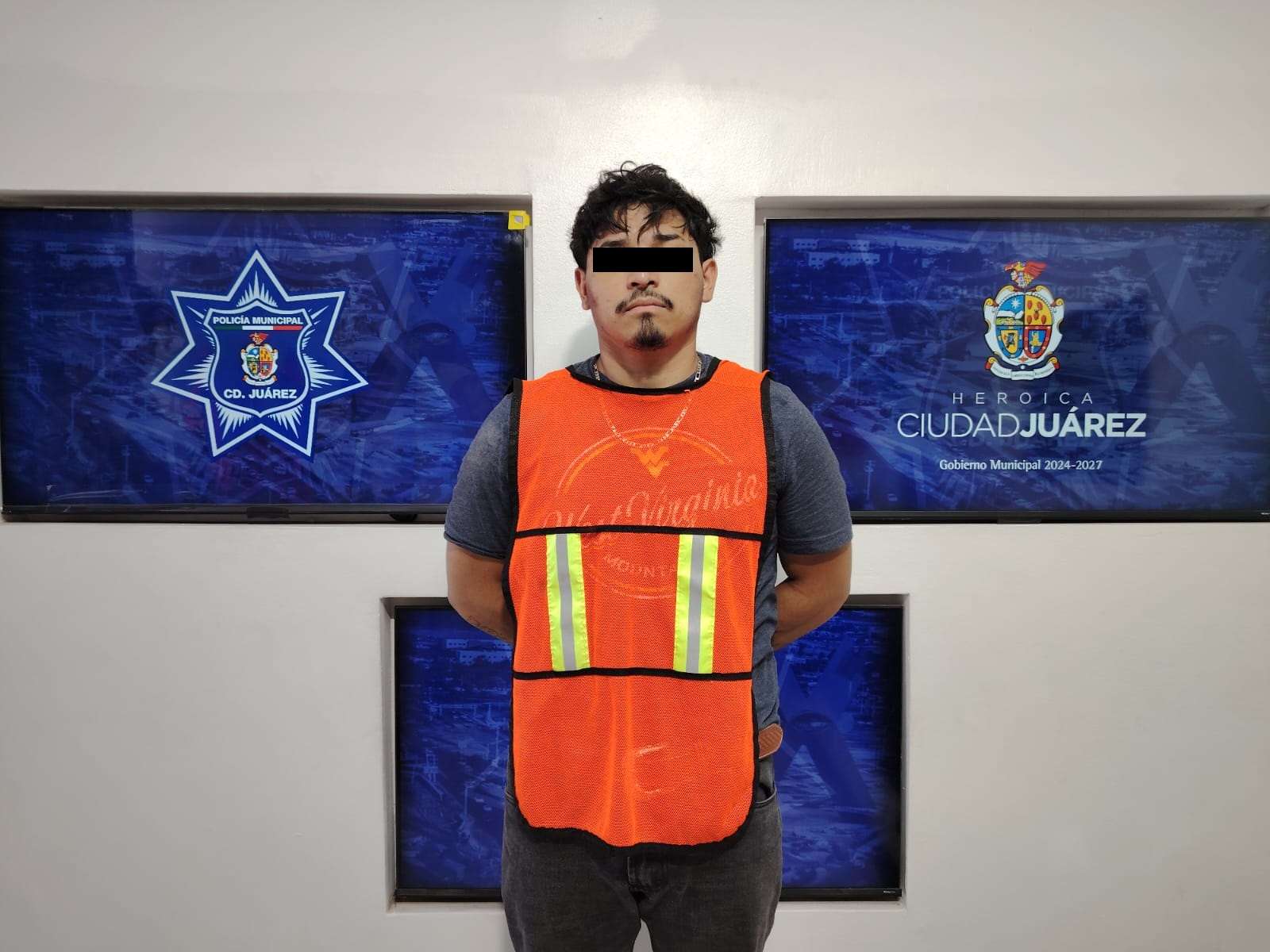 Roba auto a su pareja y huye; lo detienen