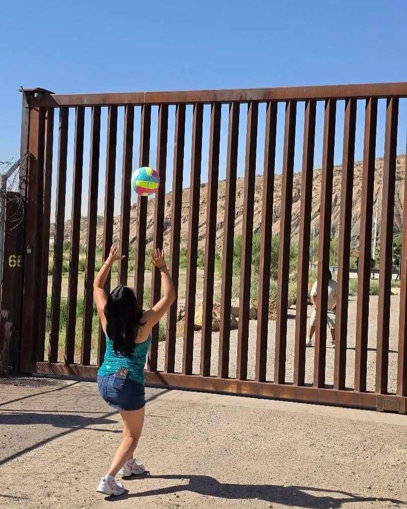 Reúne partido de volibol en muro fronterizo a habitantes de Juárez y El Paso 